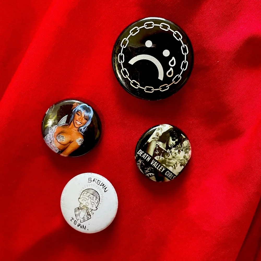LOT OF PINS - Picture 1 of 5